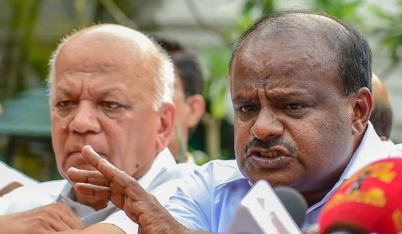karnataka election Kumaraswamy accuses BJP offered 100 crore to our MLAs जेडीएस का आरोप, बीजेपी ने विधायकों को दिया 100 करोड़ का ऑफर, बीजेपी सांसद बोले- हमारे फोन टेप हो रहे हैं