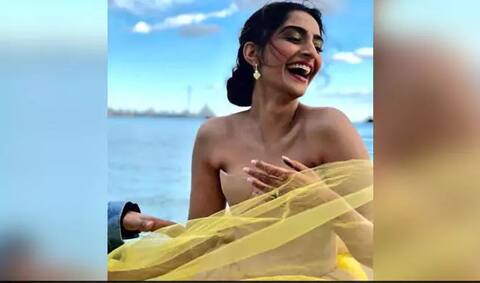 Cannes 2018: सोनम कपूर ने दूसरे दिन अपनी स्टाइल से किया इंप्रेस, देखें तस्वीरें Cannes 2018: सोनम कपूर ने दूसरे दिन अपनी स्टाइल से किया इंप्रेस, देखें तस्वीरें