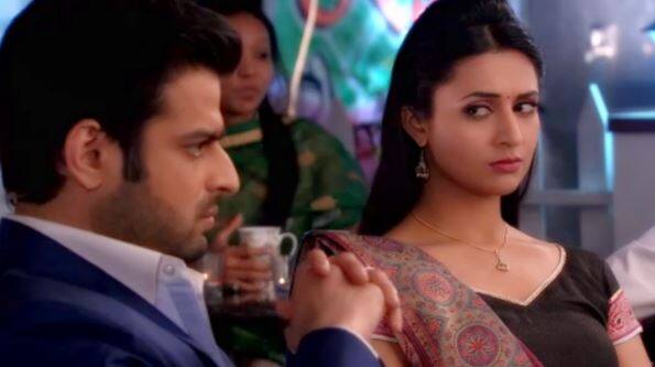 दरअसल, आदी को इस बात का पता लग जाता है कि रोशनी, शांतनु से शादी करने वाली है. ये बात सुनकर आदी पागलपन की हद पर उतर जाता है और रोशनी के चेहरे पर एसिड फेंकने का फैसला करता है.