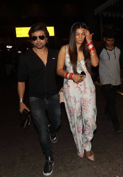 सोनम कपूर के बाद अचानक से बॉलीवुड के दो बड़े चेहरों नेहा धूपिया और सिंगर हिमेश रेशमिया ने शादी कर सभी को चौंका दिया. शादी के बाद ये दोनों ही कपल हनीमून के लिए रवाना हो गए थे. जिसके बार हनीमून मनाकार वासप लौटे तो एयरपोर्ट उन्हें कैमरे में कैद कर लिया गया. आगे की स्लाइड्स में देखिए इनकी खूबसूरत तस्वीरें. (तस्वीर: मानव मंगलानी)