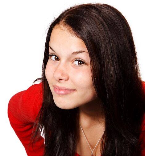 लोगों के रोजाना 50 से 100 तक बाल टूटते हैं. ये नंबर ज्यादा लग रहे होंगे लेकिन इंसान के 1 से डेढ़ लाख बाल होते हैं. ऐसे में ये नंबर कम लगेगा. फोटोः गूगल फ्री इमेज