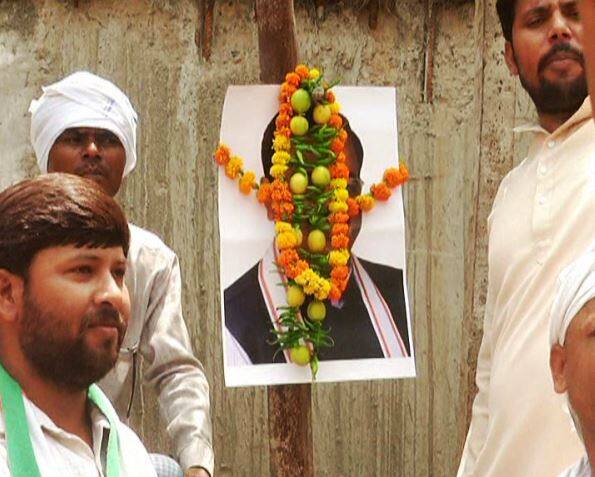पीएम मोदी के संसदीय क्षेत्र वाराणसी में निर्माणाधीन फ्लाई ओवर के गिरने से हुई मौतों के मामले में अब सियासत शुरू हो गई है. इलाहाबाद में समाजवादी पार्टी द्वारा डिप्टी सीएम केशव मौर्य के घर पर कल किए गए हंगामे के बाद आज कांग्रेस कार्यकर्ताओं ने उनके पोस्टर पर कीचड़ पोतकर अपना विरोध जताया. कांग्रेस कार्यकर्ताओं ने आज इलाहाबाद के रामबाग इलाके में बन रहे रेलवे ओवर ब्रिज पर डिप्टी सीएम केशव प्रसाद मौर्य की तस्वीरों को हाथ में लेकर नींबू-मिर्च के साथ अनोखे अंदाज़ में प्रदर्शन किया.