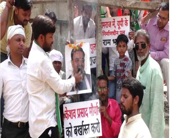  प्रदर्शनकारी कांग्रेस कार्यकर्ताओं ने इस मौके पर इलाहाबाद में कुंभ मेले के मद्देनजर तैयार किये जा रहे आठ पुलों के निर्माण में सुरक्षा के सभी मानक पूरे किये जाने की भी मांग की.इससे पहले इलाहाबाद में कल समाजवादी पार्टी के कार्यकर्ताओं ने डिप्टी सीएम केशव मौर्य के घर के बाहर हंगामा करते हुए उनके साइन बोर्ड पर कालिख पोतकर अपना विरोध जताया था. इस मौके पर पुलिस ने हल्का बल प्रयोग कर तीन सपाइयों को गिरफ्तार किया था.