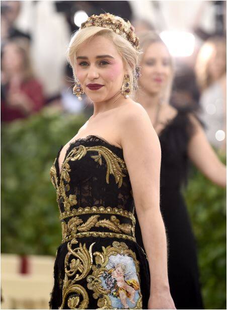 इस तस्वीर में आप हॉलीवुड एक्ट्रेस एमिला क्लार्क को देख पा रहे हैं. (तस्वीर-एपी)