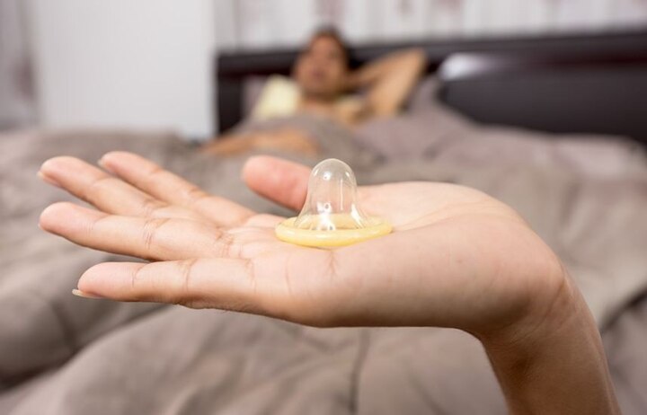 The Female Condom Versus the Male Condom which is reliable for sex Women Condoms | செக்ஸுக்கு சரியானது ஆணுறையா? பெண்ணுறையா? - பாலியல் நிபுணர்கள் என்ன சொல்கிறார்கள்?