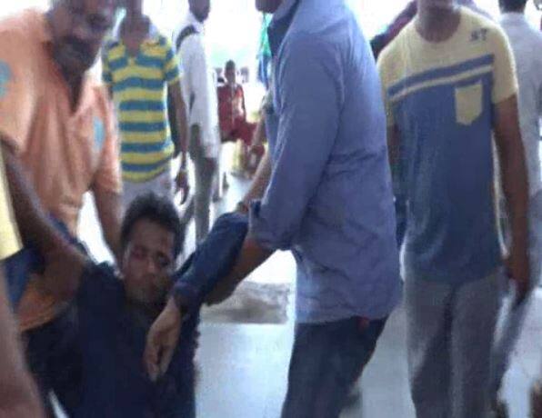 कानपुर सेन्ट्रल स्टेशन के प्लेट फार्म नंबर 01 पर एक प्रेमी जोड़ी बैठ था. चाइल्ड लाइन की काउंसलर मंजू पाल की नजर प्रेमी जोड़े पर पड़ी ,उनको शक हुआ कि दोनों एक दूसरे से बात नहीं कर रहे थे और लड़की थोड़ा परेशान दिख रही थी. जानकारी के मुताबिक प्रेमी इरफ़ान बिहार का रहने वाला है वहीं लड़की बनारस की रहने वाली है. दोनों ने घर से भाग कर आए हैं और एक दूसरे को बीते एक साल से जानते हैं.