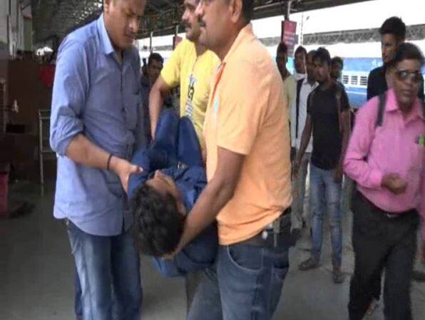 मंजू ने जब दोनों के बारे में पूछताछ की तो लड़के ने बताया कि वह बिहार का रहने वाला है और लड़की बनारस की है. इससे ज्यादा वो कुछ बोलने को तैयार नहीं था. जब ज्यादा सख्ती से पूछताछ की गई तो उन्होंने बताया की वह एक दूसरे से प्यार करते हैं. काउंसलर जब दोनों को रेलवे पुलिस के पास ले जाने लगी तो अचानक लड़के की तबियत बिगड़ गई जिससे वह बेहोश होकर प्लेटफार्म पर ही गिर पड़ा.