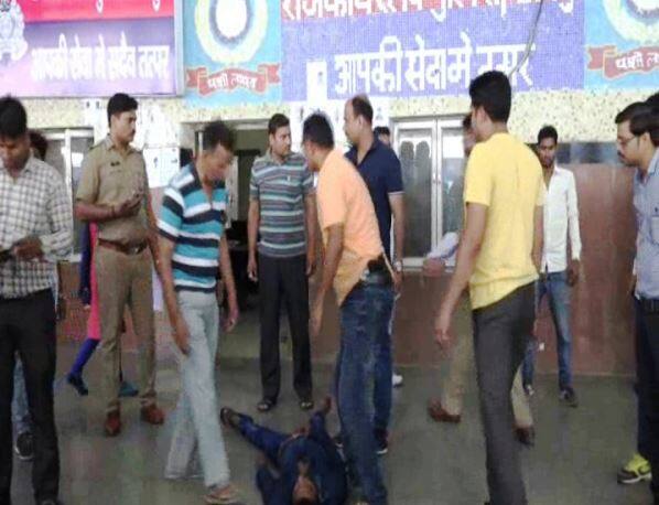 कानपुर: कानपुर में एक हैरान कर देने वाला मामला सामने आया जब चाइल्ड हेल्पलाइन की टीम ने कानपुर सेन्ट्रल स्टेशन पर बैठे संदिग्ध प्रेमी जोड़े को पकड़ लिया. दरअसल लड़की बहुत ही कम उम्र की थी जिस पर हेल्पलाइन टीम को शक हुआ. जैसे ही टीम के लोग प्रेमी जोड़े को जीआरपी के पास ले गए ,प्रेमी ने टॉयलेट जाने की बात कह कर टॉयलेट में ही जहरीला पदार्थ खा लिया. जब प्रेमी की हालत बिगड़ गई तो जीआरपी के हाथ-पांव फूल गए.आनन-फानन में उसे हास्पिटल में भर्ती कराया गया जहां उसकी हालत गंभीर बताई जा रही है.