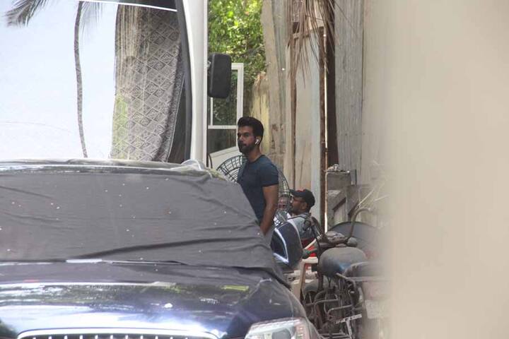 आज सेट पर राजकुमार राव भी स्पॉट हुए.