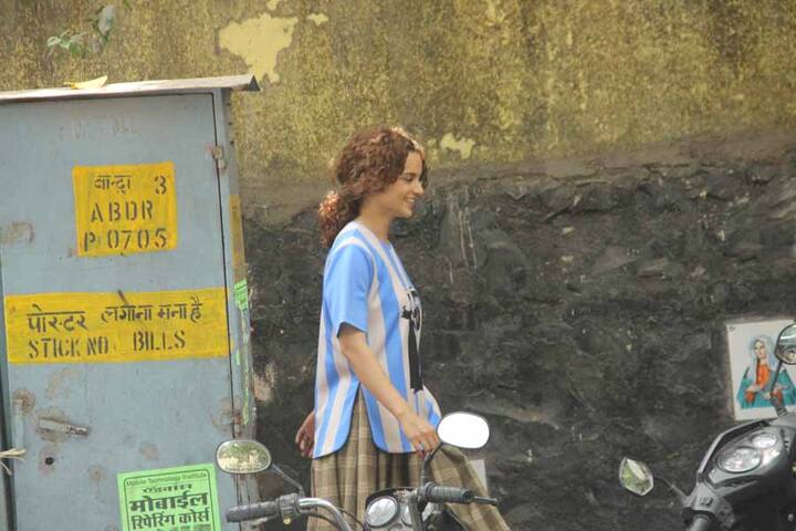 फिल्म का नाम तो दिलचस्प है ही, सेट से दिलचस्प तस्वीरें भी देखने को मिल रही हैं. आज कंगना जब इस फिल्म को शूट करने पहुंचीं तो उन्हें इस लुक में स्पॉट किया गया.