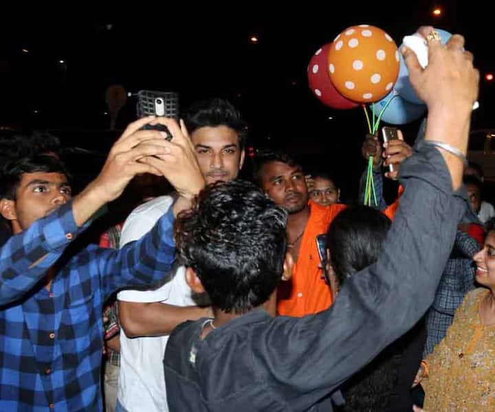 यहां सुशांत सिंह राजपूत फैंस के साथ सेल्फी क्लिक कराते भी नज़र आए.
