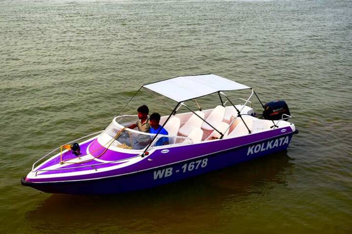 इस क्रूज के साथ चल रहे वैज्ञानिक और फोटोग्राफर प्रियोनील बासु ने बताया कि इस क्रूज में सभी आधुनिक सुविधाएं मौजूद हैं. खासतौर से इसके सेफ्टी फीचर पर बहुत ध्यान रखा गया है. इसका इंजन 450 हॉर्स पॉवर का है. इसके साथ ही एक सर्विस बोट भी है. यह सर्विस बोट इमरजेंसी की सिचुएशन में लाइफ बोट का काम करेगी. इसके अलावा इस लक्ज़री क्रूज में पर्य्पात संख्या में लाइफजैकेट्स और लाइफगार्ड्स मौजूद रहेंगे. 