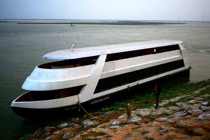  इसके अलावा यह क्रूज फिलहाल वाराणसी से चुनार तक सफर पर भी जाएगा. इससे इन दोनों जगहों के बीच में पड़ने वाले टूरिस्ट डेस्टिनेशन भी पॉपुलर होंगे. उन्होंने बताया कि बह्विश्य में इसे वाराणसी और कैथी के बीच में भी चलाया जाएगा ताकि श्रद्धालु प्राचीन मार्कंडेय महादेव के भी दर्शन कर सकें. 