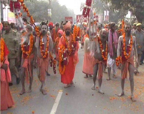 इलाहाबाद : संगम के शहर इलाहाबाद में कुछ महीने बाद लगने जा रहे कुंभ मेले के स्नान पर्व की तारीखें तय कर ली गई हैं. इस बार का कुंभ पचास दिनों का होगा, जो कि चौदह जनवरी को मकर संक्रांति से शुरू होकर चार मार्च को महाशिवरात्रि तक चलेगा. इस बार के कुंभ में भी अखाड़ों के साधू-संतों का तीन शाही स्नान होगा. कुंभ के स्नान पर्वों और शाही स्नान की तारीखों का औपचारिक एलान 19 मई को इलाहाबाद में साधू-संतों के साथ होने वाले कार्यक्रम में यूपी के सीएम योगी आदित्यनाथ और डिप्टी सीएम केशव प्रसाद मौर्य की मौजूदगी में किया जाएगा.