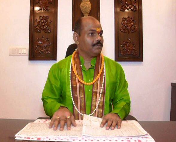  पारम्परिक तौर पर इस बार भी चौदह और पंद्रह जनवरी को मकर संक्रांति, चार फरवरी को मौनी अमावस्या और दस फरवरी को बसंत पंचमी के दिन अखाड़ों के साधू संतों का शाही स्नान होगा. आचार्य अविनाश राय के मुताबिक़ इस बार के कुंभ के दौरान ख़ास ज्योतिषीय सहयोग बन रहा है, जो न सिर्फ मेले को बिना किसी बाधा के शांतिपूर्वक संपन्न करा देगा, बल्कि यह कुंभ में आने वाले श्रद्धालुओं के लिए ख़ासा फलदायक भी होगा.