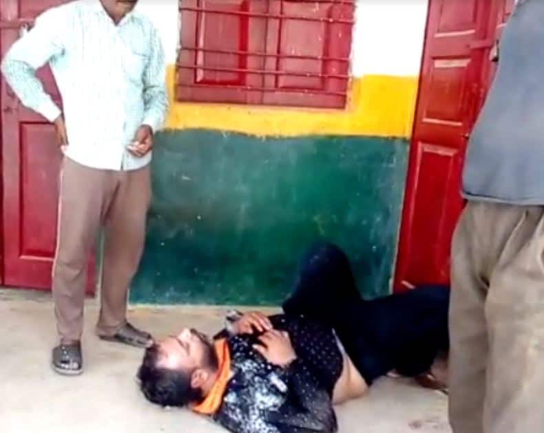 Drunkin teacher video viral in Jhansi टीचर ने स्कूल में छलकाए जाम, छात्र ने वीडियो बना कर दिया वायरल