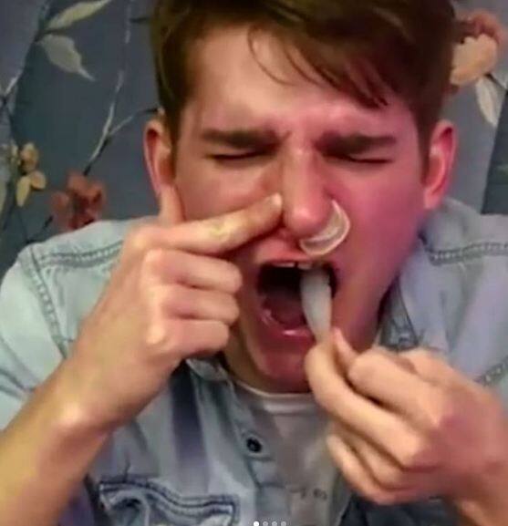 कंडोम नाक में लेना- साल की शुरूआत में टीनेजर्स और युवाओं में एक चैंलेंज काफी पॉपुलर हुआ. इस चैलेंज में टींस को कंडोम को नाक से अंदर खींचना था और मुंह से बाहर निकालना था. आपको बता दें, कंडोम इन्हेल चैलेंज काफी दर्दनाक था. साथ ही इससे लंग्स पर भी बुरा असर पड़ सकता है.फोटोः इंस्टाग्राम