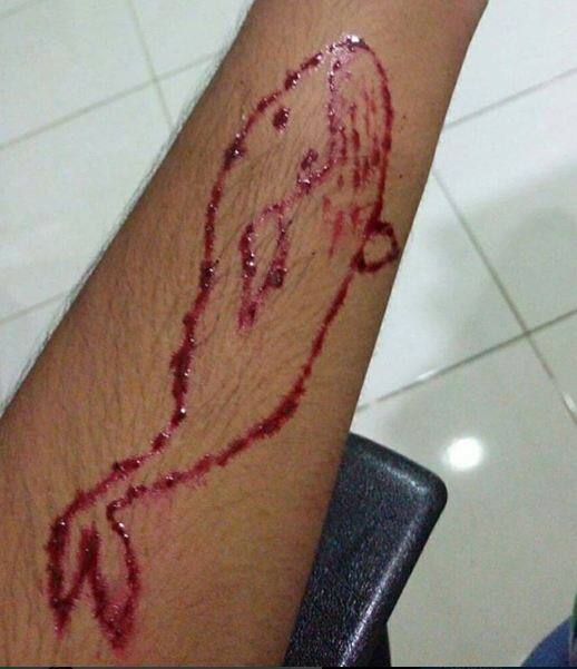 ब्लू व्हेल गेम चैलेंज- ब्लू व्हेल चैंलेज के बारे में तो आपने सुना होगा. बहुत से बच्चों और टींस ने इस गेम के चलते अपनी जान गंवा दी. इसमें 50 दिन तक यूजर को रोजाना टास्क पूरे करने होते थे जिसमें यूजर को खुद को कष्ट देना होता था. आखिरी लेवल तक आते हुए यूजर को लाइव अपनी जान देनी होती थी. भारत के साथ ही दुनियाभर में कई बच्चे इस गेम की चपेट में आएं. आखिरकार गेम पर बैन लगा दिया गया. फोटोः इंस्टाग्राम