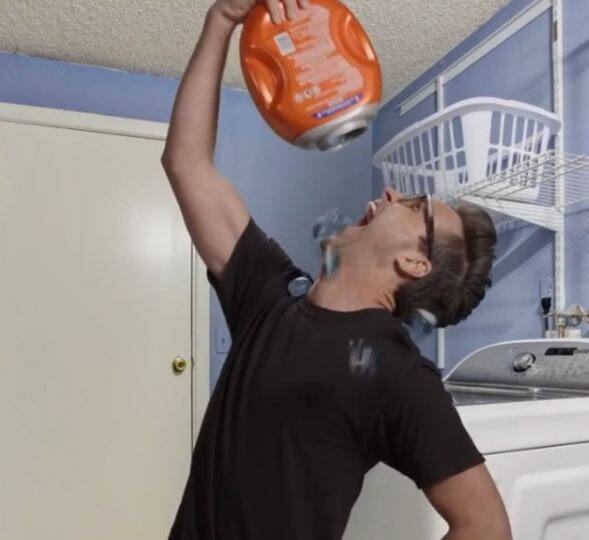 टाइड पॉड चैलेंज - इस चैलेंज के तहत लोगों को कपड़े धोने का सर्फ टाइड को खाना था, टींस ने बेवकूफी की सारी हदें पार करते हुए इस चैलेंज में भी हिस्सा लिया. कुछ टींस सर्फ को खाने से पहले उसे फ्राई करते भी नजर आए. डिटर्जेंट खाने से टींस का ना सिर्फ ब्लड प्रेशर लेवल हिल गया बल्कि बेहोशी और दौरे तक उन्हें आने लगे. फोटोः इंस्टाग्राम