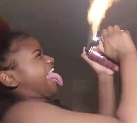 फायर चैलेंज- ये हमेशा से कहा जाता है कि आग से दूर रहें. लेकिन टींस ने फायर चैलेंज तक ले लिया. इसमें टींस को अपने ऊपर कोई ज्वलशील पदार्थ डालकर खुद का जला दिया. इस फायर चैलेंज के चलते टींस को अपनी वीडियो अपलोड करनी थी. 12 साल का बच्चा इस चैलेंज में बुरी तरह से जल गया था. इस चैलेंज के चलते कई बच्चे हॉस्पिटल पहुंच गए.