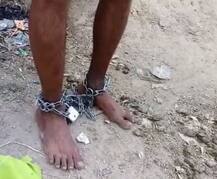 पुलिस ने अधेड़ के पैरों में बांधी जंज़ीर, खोलने की हिम्मत नहीं जुटा पाया कोई