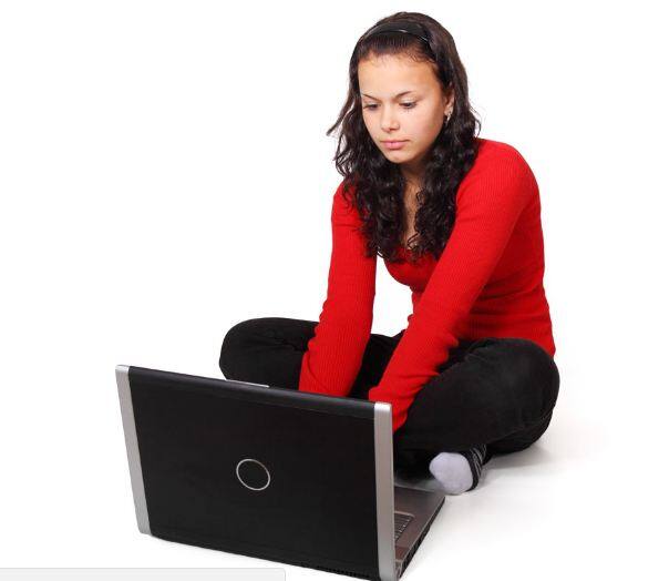 सेल्फी ट्रेंड आने के बाद लोगों ने सोशल मीडिया पर खूब एक-दूसरे को अजीब और जानलेवा चैलेंज देने शुरू किए. आज हम आपको बता रहे हैं ऐसे डेडली चैलेंज के
बारे में जो ना सिर्फ बेवकूफी भरे हैं बल्कि जानलेवा भी हैं. फोटोः गूगल फ्री इमेज