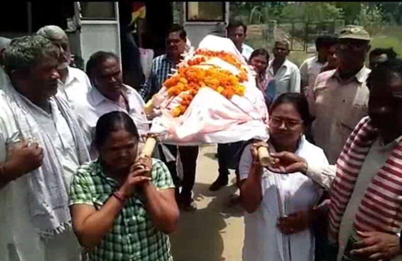 moradabad daughters done last rituals of father after his death मुरादाबाद: पिता की अर्थी को बेटियों ने दिया कंधा, किया अंतिम संस्कार
