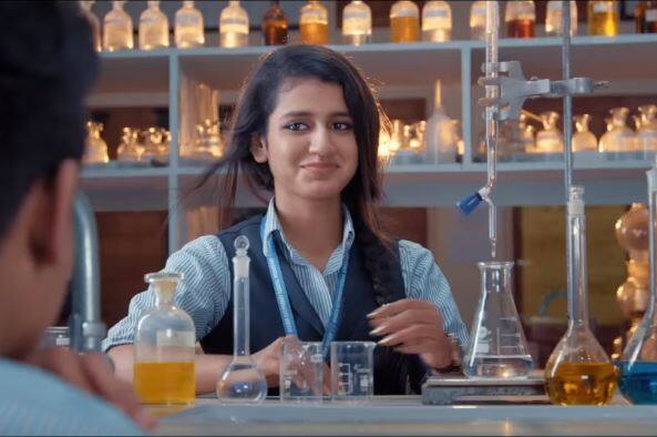 Priya Prakash varrier romance in school lab, video viral स्कूल लैब में रोमांस करती दिखीं विंक गर्ल प्रिया प्रकाश, वीडियो हुआ वायरल