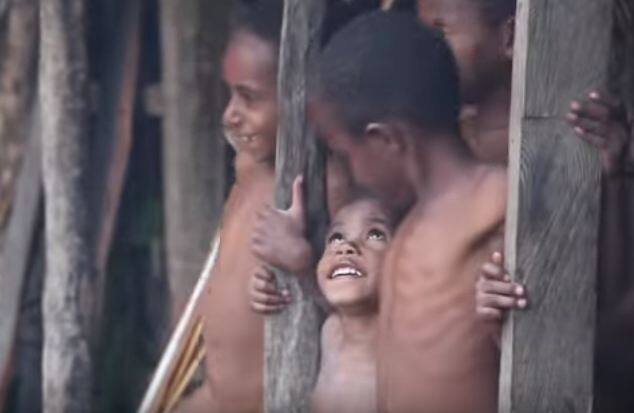  इतना ही नहीं, इटोरो में 7 साल की उम्र से 17 साल की उम्र तक लड़कों का रोजाना सीमन पिलाया जाता है ताकि वे पुरुष बनने का गर्व पा सकें और पूरी तरह से   मैच्योर और स्ट्रांग हो जाएं. यूट्यूब वीडियो स्क्रीनशॉट 