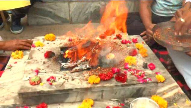 कानपुर: कर्नाटक विधानसभा चुनाव का परिणाम आने के बाद कर्नाटक से दिल्ली तक सियासी पारा चढ़ा हुआ है. दोनों पार्टियां एक दूसरे पर आरोप प्रत्यारोप लगा रही हैं. जहां बीजेपी पर बहुमत साबित करने का दबाव है तो वहीं कांग्रेस और जेडीएस गठबंधन बहुमत साबित करने का दावा कर रही है. इन सबके बीच कांग्रेस जगह-जगह पर 'लोकतंत्र बचाओ दिवस' मना रही है इसी कड़ी में शहर में कांग्रेसियों ने हवन पूजन कर सद्बुद्धि यज्ञ किया. कांग्रेस ने बीजेपी पर लोक तंत्र की हत्या का आरोप लगाया है.
