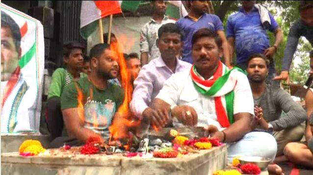 कानपुर महानगर कांग्रेस कमिटी के कार्यकर्ताओं ने बीजेपी के लिए हवन कर सद्बुद्धि यज्ञ किया. साथ ही लोगों से लोकतंत्र को बचाने की अपील भी की. कांग्रेस कमिटी ने बीजेपी के राष्ट्रीय अध्यक्ष अमित शाह पर विधायकों की खरीद फरोख्त किए जाने का आरोप भी लगाया है. उन्होंने कहा गोआ, मेघालय, मणिपुर के विधानसभा चुनाव में कांग्रेस सबसे बड़ा दल होने के बाद भी उसे सरकार बनाने का मौका नहीं दिया गया.