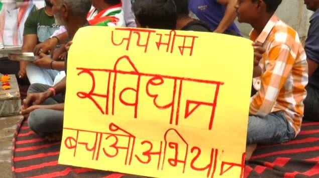 कानपुर महानगर कांग्रेस कमिटी के कार्यकर्ताओं ने कहा कि बाबा साहब के संविधान को ख़त्म करने की रणनीति बनाई जा रही है. हमारे प्रधानमंत्री कहते हैं कि हम संविधान की रक्षा कर रहे हैं लेकिन कहा से संविधान की रक्षा हो रही है, बल्कि यह संविधान को कुचलने का काम किया जा रहा है. आने वाले लोकसभा चुनाव में इसका खामियाजा भुगतना पड़ेगा.