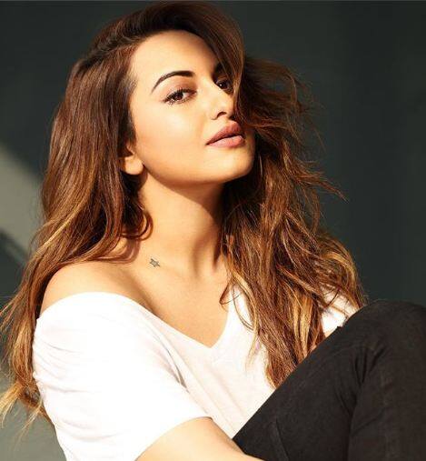 सोनाक्षी सिन्हा- सोनाक्षी ने ये रूल बनाया हुआ है कि वे अपने को-स्टार्स से ऑनस्क्रीन किस नहीं करेंगी. इसी के चलते वे कई फिल्‍में भी मिस कर चुकी हैं. फोटोः 

इंस्टाग्राम 