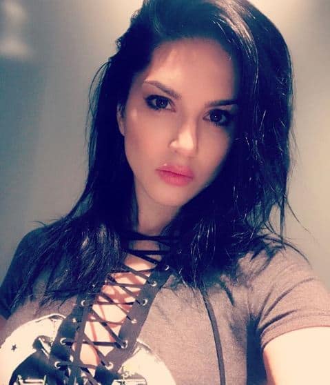 सनी लियोनी- आपको जानकर हैरानी होगी सनी लियोनी ने अपने कॉन्ट्रेक्ट क्लॉज में 'नो किसिंग' क्लॉज डाला हुआ है. फोटोः इंस्टाग्राम 
