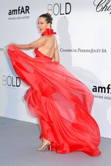 जितनी खूबसूरत, उतनी ही बोल्ड, देखें- कान्स के रेड कार्पेट पर पेट्रा नेमकोवा का अलग-अलग अवतार