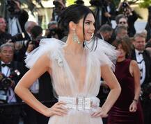 एक बार फिर कांस में बदन छिपाने के बहाने दिखाती नजर आई ये हीरोइन