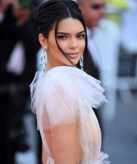 आपको बता दें, केंडल ने अपने इस हॉट अवतार की कई तस्वीरें इंस्टाग्राम पर पोस्ट की हैं. इंस्टा पर केंडल की ये तस्वीरें खूब वायरल हो रही हैं. फोटोः इंस्टाग्राम