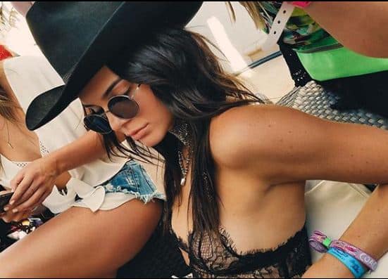 ऐसा लगता है जैसे ब्रा पहनना इस हीरोइन के शान के खिलाफ है, तभी तो हर जगह ऐसे पहुंच जाती है.  फोटोः इंस्टाग्राम 