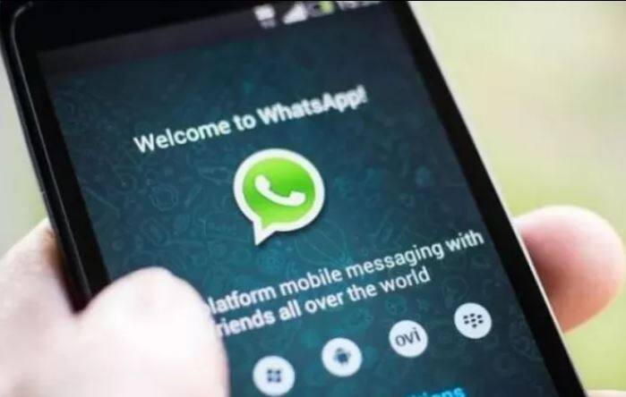 एडमिन कंट्रोलः इसमें एडमिन चाहे तो कुछ ग्रुप पार्टिसिपेंट या सिर्फ एडमिंस को ये अधिकार दे सकता है कि वो ग्रुप का नाम या तस्वीर बदल सकें. यानि कौन ग्रुप की तस्वीर या डिस्क्रिप्शन बदलेगा ये एडमिन कंट्रोल कर सकता है.