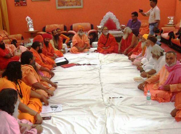 इलाहाबाद : साधू-संतों की सबसे बड़ी संस्था अखिल भारतीय अखाड़ा परिषद ने इलाहाबाद के कुंभ मेले के बहिष्कार का अपना फैसला वापस ले लिया है. अखाड़ों के साधू संत अब कुंभ मेले का बहिष्कार नहीं करेंगे और परम्परागत तरीके से पेशवाई निकालने के साथ ही शाही स्नान भी करेंगे. अखाड़ों ने बहिष्कार वापसी का यह फैसला सीएम योगी आदित्यनाथ की पहल पर लिया है.