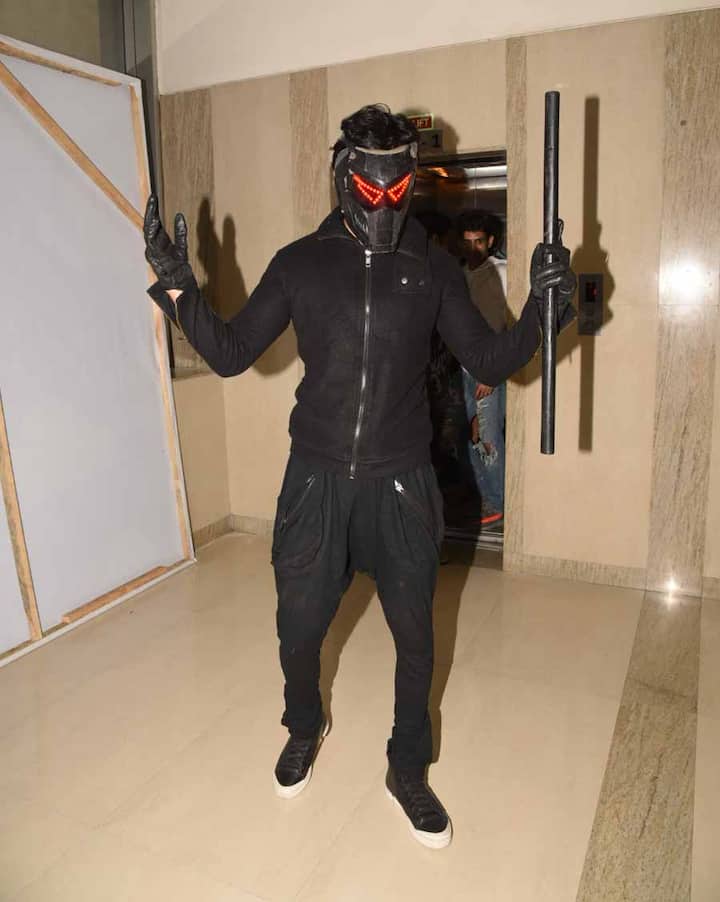 यहां पर अभिनेता हर्षवर्धन कपूर ने सबका ध्यान अपनी तरफ आकर्षित किया क्योंकि वह अपनी फिल्म भावेश जोशी सुपरहीरो के कॉस्टयूम में वहां पहुंचे.