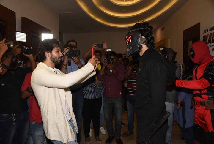 हर्षवर्धन का ये अवतार देख वरुण धवन खुद को रोक नहीं पाए और उनकी तस्वीरें क्लिक करने लगे.