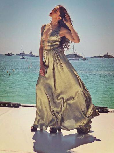 उनके हॉटनेस के चर्चे ना सिर्फ कांस बल्कि सोशल मीडिया पर भर हुए. फोटोः इंस्टाग्राम