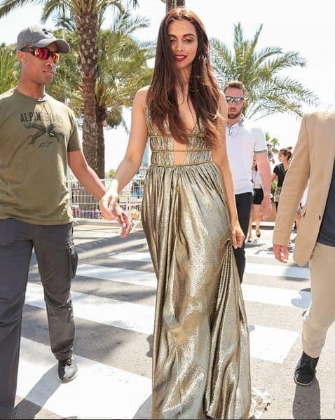 लेकिन अब चर्चा है कि दीपिका के गोल्डल गाउन का ये डिजाइन कॉपी किया गया है. फोटोः इंस्टाग्राम