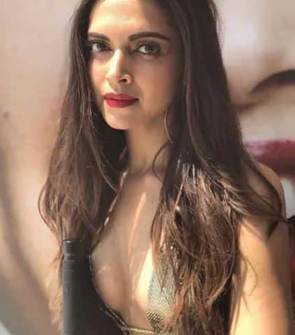 कांस में 10 मई को दीपिका ने जब दूसरी बार शिरकत की तो उन्होंने गोल्डन गाउन पहना हुआ था. फोटोः इंस्टाग्राम