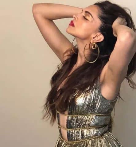 गोल्डन शिमर गाउन में दीपिका बेहद खूबसूरत लग रही थीं. उनकी इस गाउन की बोल्डनेस देखते ही बनती थीं. फोटोः इंस्टाग्राम