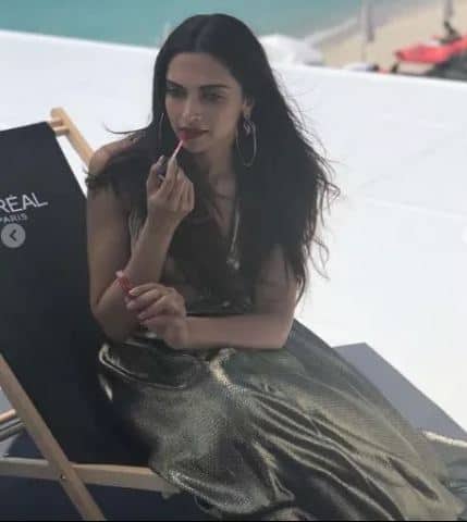 हालांकि केंडल और दीपिका की ड्रेस की लेंथ और हल्के-फुल्कें डिजाइन में फर्क दिखाई दे रहा है. फोटोः इंस्टाग्राम