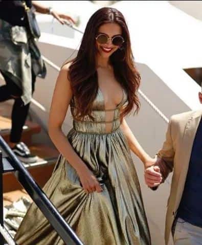 लिहाजा ये कहा जा सकता है कि एक ही डिजाइनर होने से दोनों की ड्रेस का लुक भी एक जैसा ही है. फोटोः इंस्टाग्राम