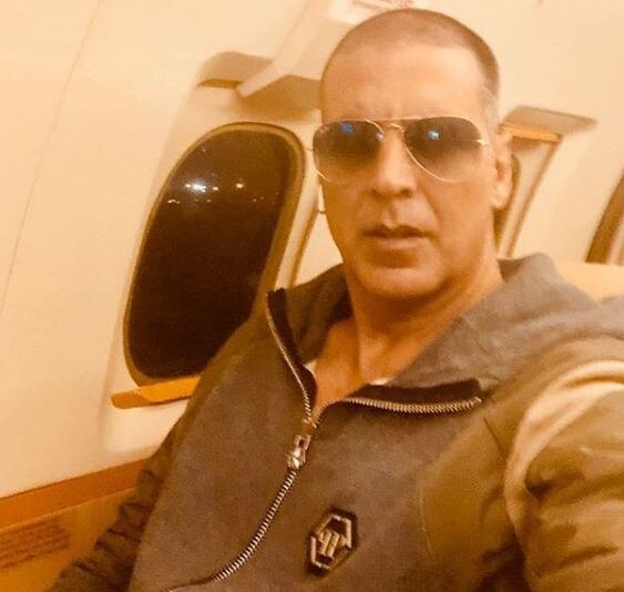 अक्षय कुमार- खबरों के मुताबिक, अक्षय ने अपने निर्माताओं को पहले ही साफ कह रखा है कि वे संडे को काम नहीं करेंगे. इतना ही नहीं, अक्षय ने ये भी कहा हुआ है कि वे सुबह जल्दी उठकर शूटिंग कर सकते हैं लेकिन लेट नाइट शूटिंग नहीं करेंगे. फोटोः इंस्टाग्राम