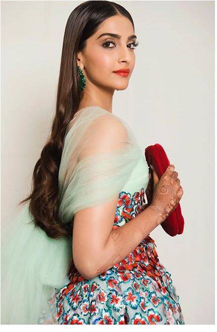 सोनम इंस्टाग्राम पर काफी एक्टिव हैं. यही वजह है कि उन्हें इंस्टाग्राम पर लगभग 12.8 मिलियन लोग फॉलो करते हैं.  (तस्वीर-इंस्टाग्राम)